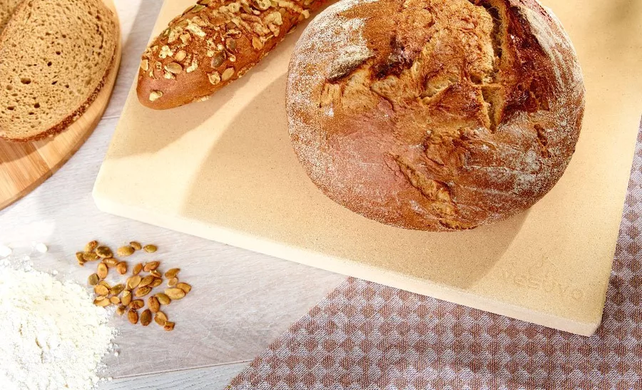 Brotbackstein aus Cordierit von Vesuvo