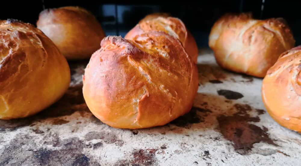 selbstgemachte Brötchen auf dem Brotbackstein (nach dem Schwaden)