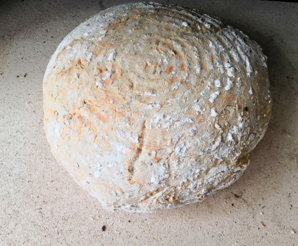 Brot auf dem PUR Schamottstein