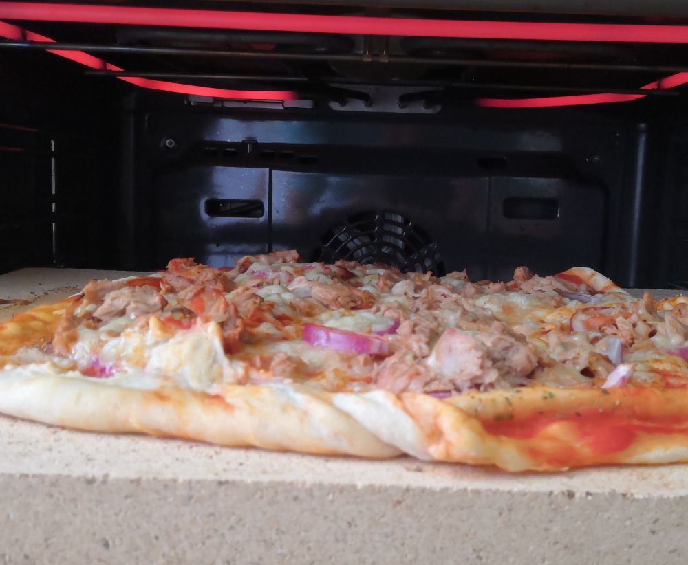 Pizza auf dem PUR Schamottstein
