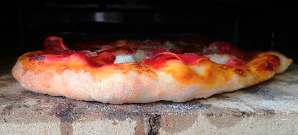 Pizza auf 2,5 cm Schamotte-Platte