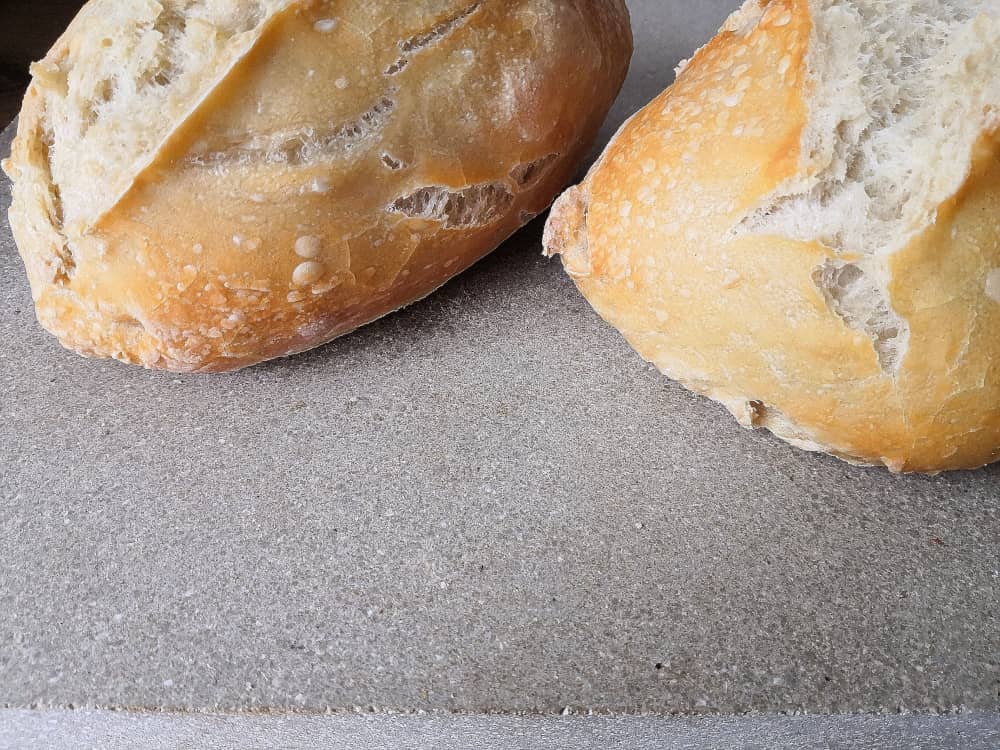 Brötchen auf Cordieritstein