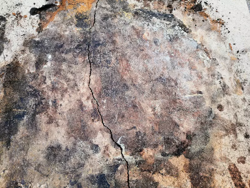 Riss in einem Schamotte-Brotbackstein